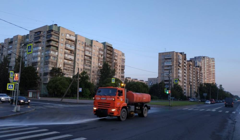 С улиц Петербурга за неделю убрали более 2 тысяч тонн загрязнений