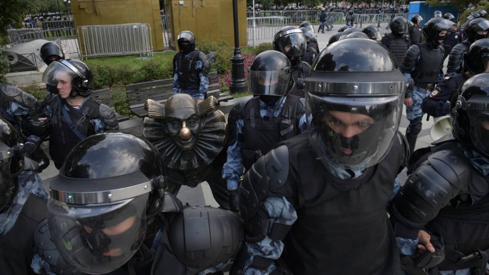 Крид и Лазарев грубо оскорбили полицейского за "ударенную под дых" в Москве