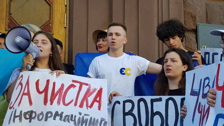 Экс-президент Украины на допросе, а под стенами ГБР сторонники и противники Порошенко