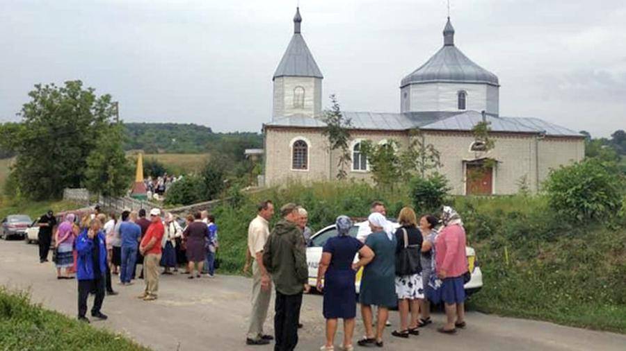 Радикалы напали на храм УПЦ в Хмельницкой области