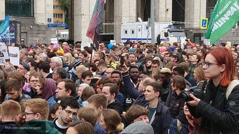 Экс-юрист "ФБК" уверен, что организаторы митинг-концерта подставили людей "под дубинки"