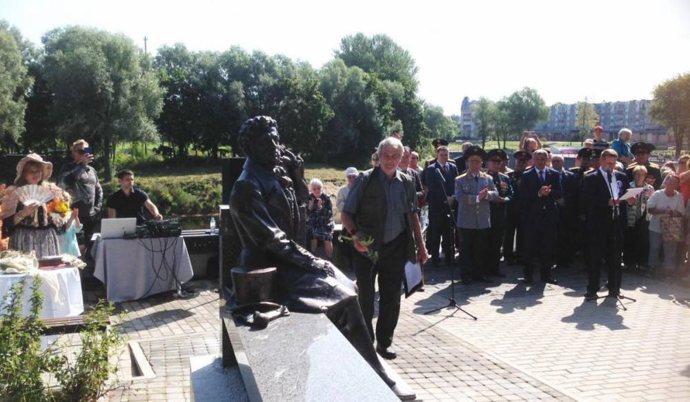 Памятник А.С.Пушкину открыли в Луге в честь дня рождения города