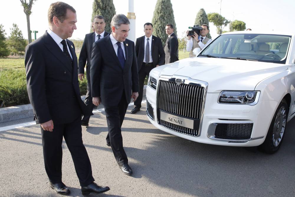 Президент Туркменистана скупит всю линейку российских лимузинов Aurus из-за белого цвета и «правильной цены»