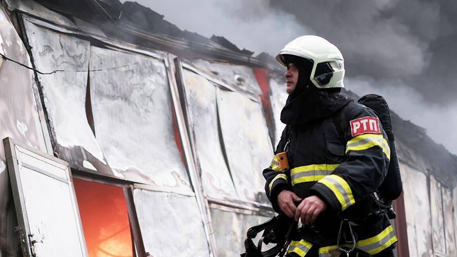 Пожар вспыхнул на складе в Красноярске