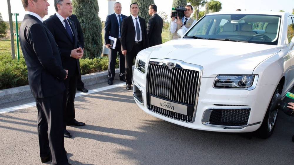 Разбили "лимузин Путина"? В Астрахани в аварию попал автомобиль Aurus - СМИ
