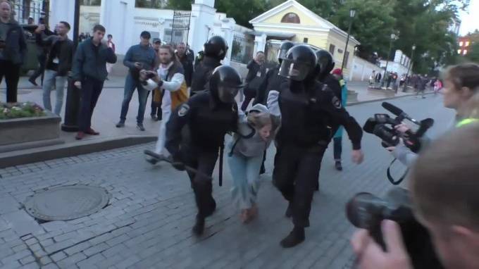 Стало известно имя полицейского, ударившего активистку в живот в Москве