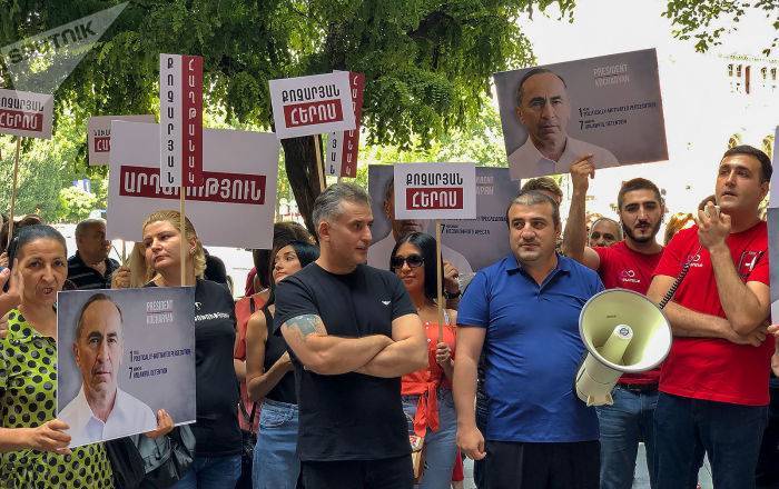 Сторонники Кочаряна проводят акцию протеста у Высшего судебного совета в Ереване