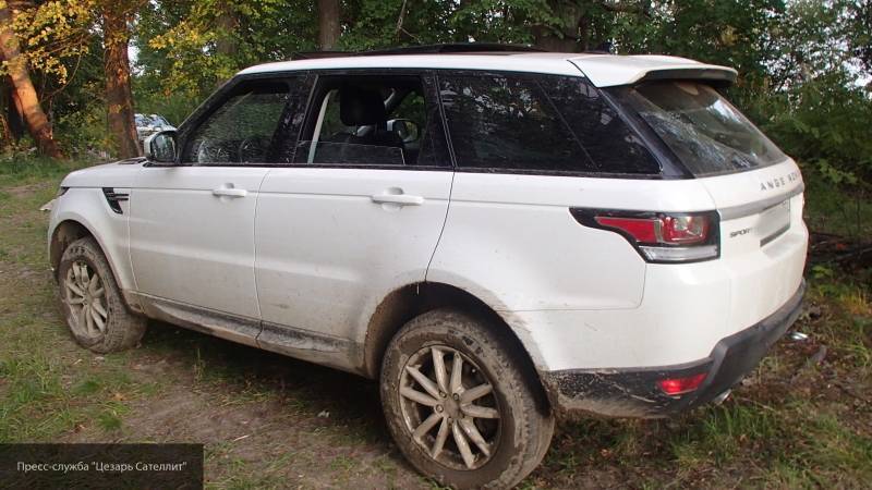 Угнанный в Петербурге белый Range Rover Sport нашелся в лесу Ленобласти