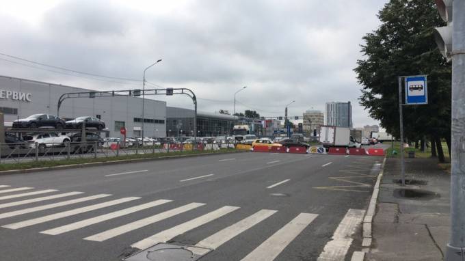 Из-за ремонта дороги на Софийской улице петербургские водители поехали по тротуару