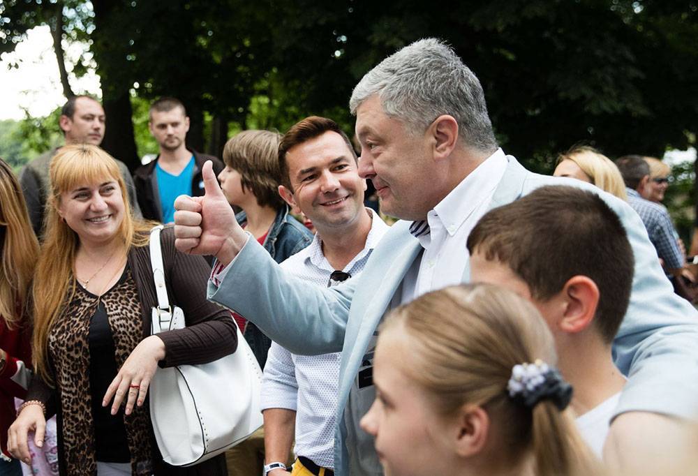 Семья устроила балаган из допроса Порошенко