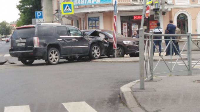Неработающий светофор спровоцировал тройное ДТП на перекрестке Конюшенной и Московской улиц