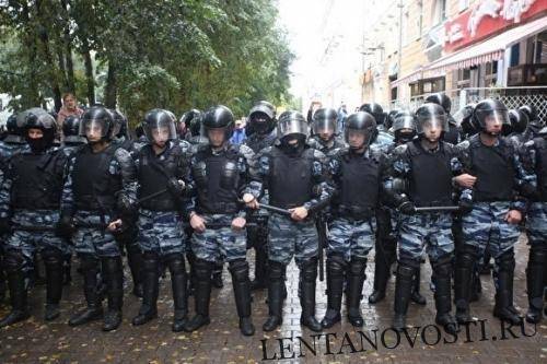 Более 124 тыс. человек выступили за запрет анонимности полицейских на митингах