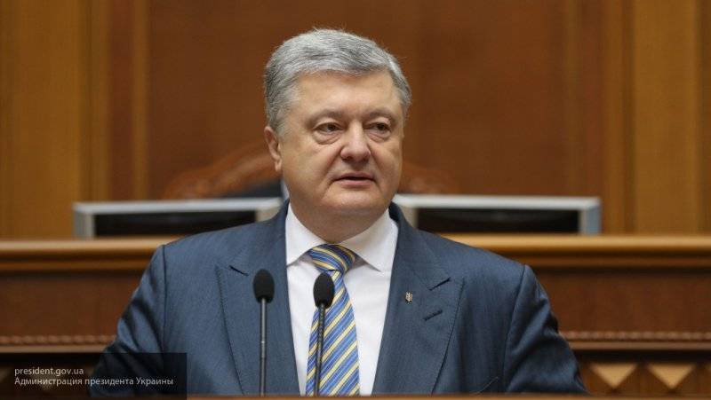 Экс-президента Украины забросали яйцами после допроса