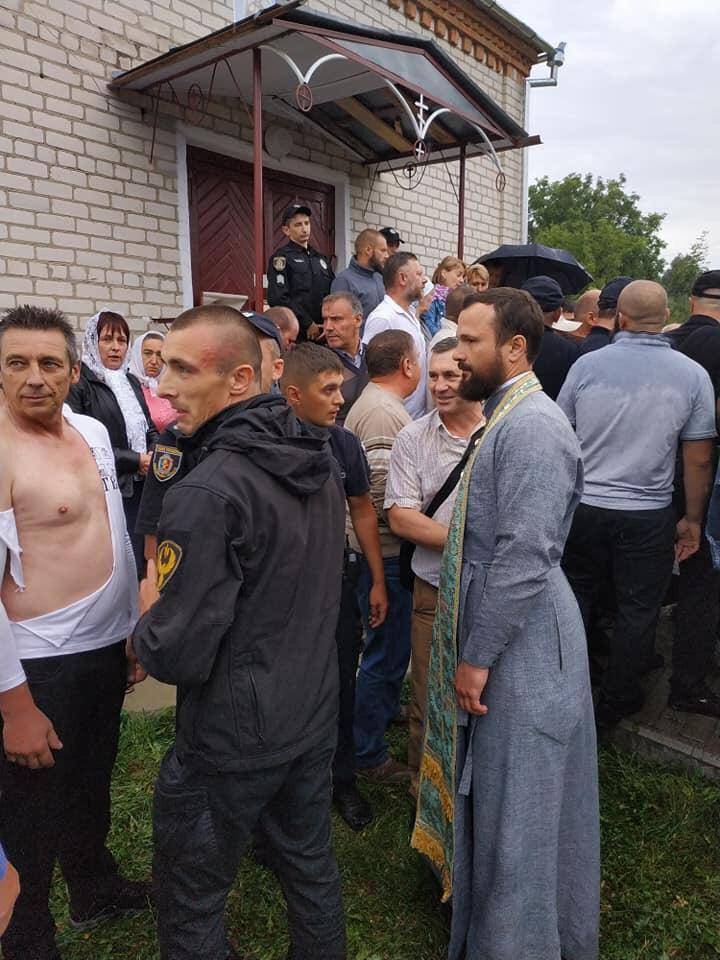Радикалы пытались захватить храм УПЦ МП в Хмельницкой области: избиты священник и полицейские