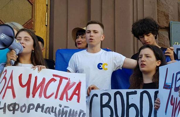 Дети Порошенко пришли с плакатами, чтобы поддержать его во время допроса