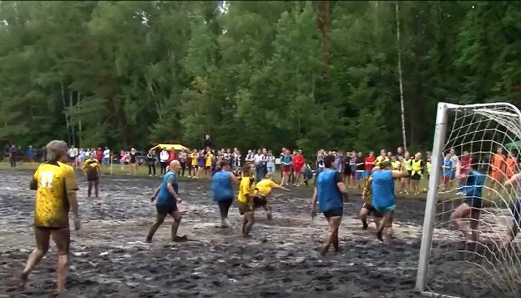 Грязь, мяч и адреналин: на празднике моря под Гродно сыграли в болотный футбол