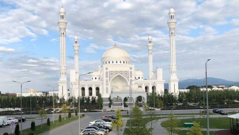 Узбекские камнерезы украсили крупнейшую мечеть Европы | Вести.UZ