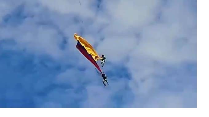 Момент падения с высоты двух военных во время шоу в Колумбии попал на видео