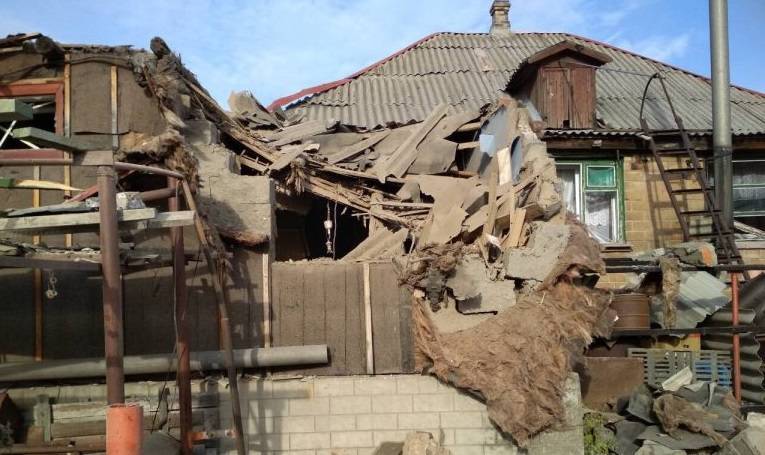 Обстрелами ВСУ частично разрушены жилые дома под Ясиноватой | Новороссия