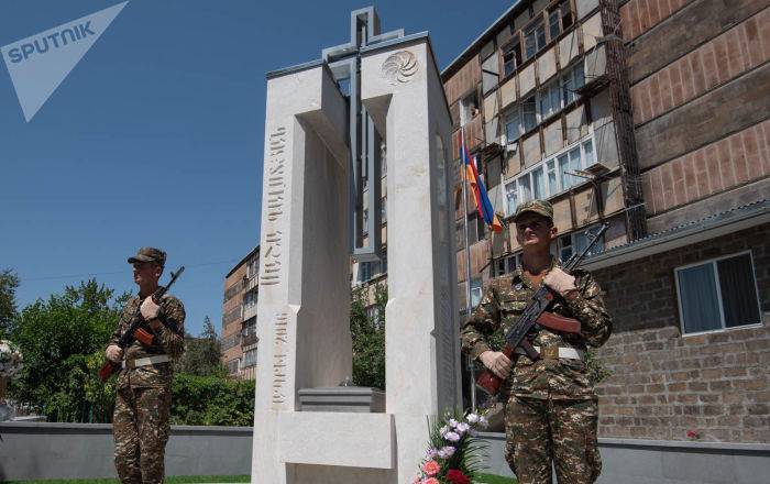 В армянском Мецаморе открыли памятник Саше Галстяну и его боевым друзьям