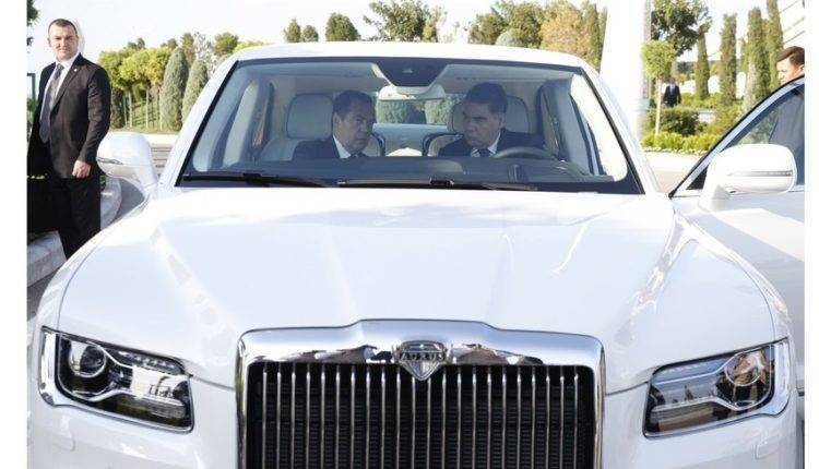 Президент Туркменистана заказал кабриолет Aurus Senat для парадов