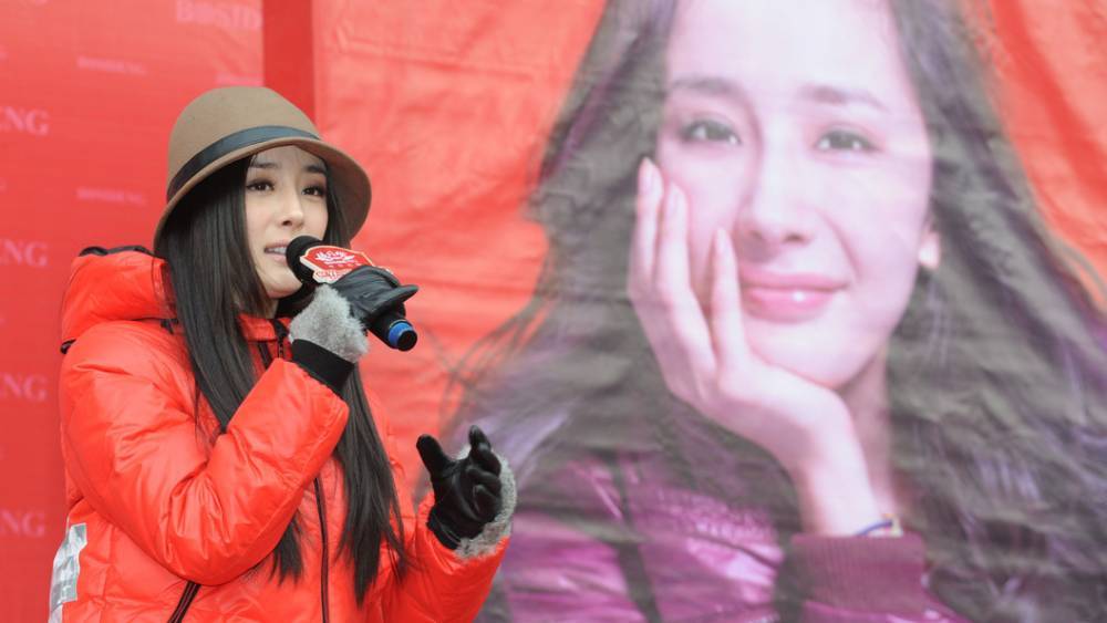 Китайская блогер-стомиллионник порвала с Versace из-за майки "Гонконг - это Гонконг"