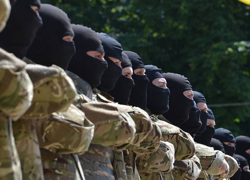 "Будем ловить": бойцы "Азова" объявили охоту на Порошенко