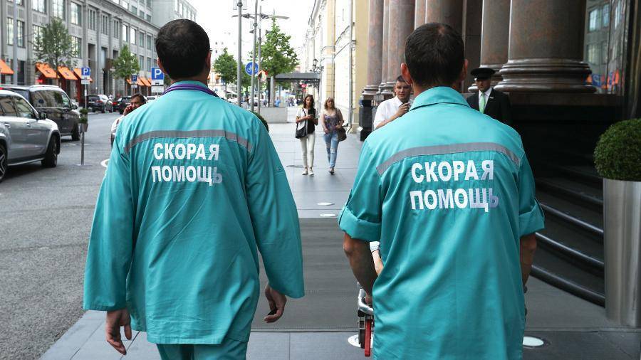 В Петербурге пьяный мужчина избил врачей скорой помощи