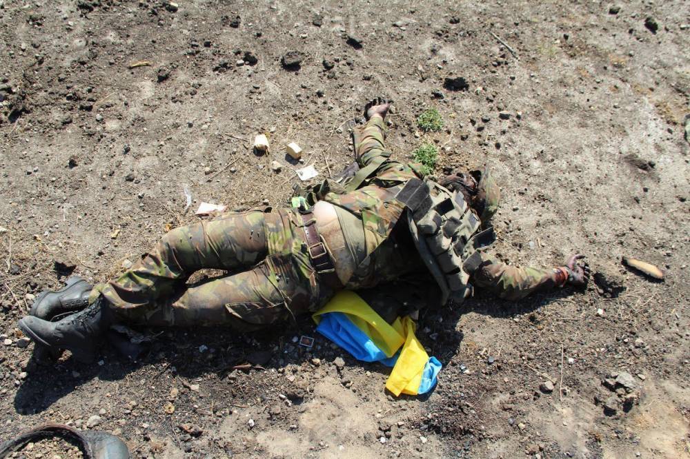 Украинское командование не эвакуирует тело брошенного на поле боя лейтенанта ВСУ | Новороссия