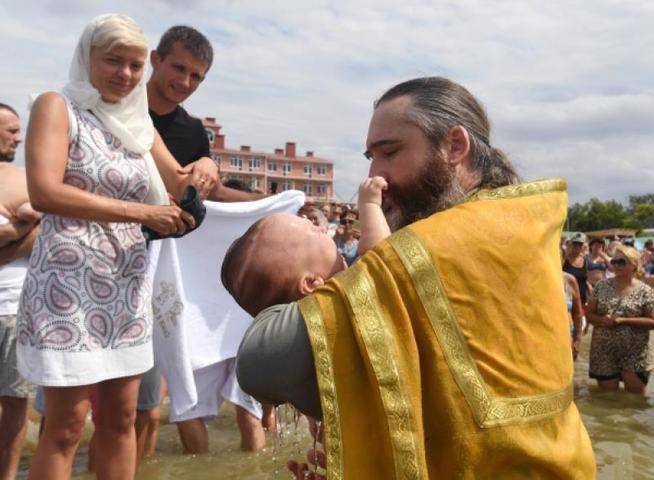 Священник рассказал, в каком возрасте можно крестить ребенка «без мучений»