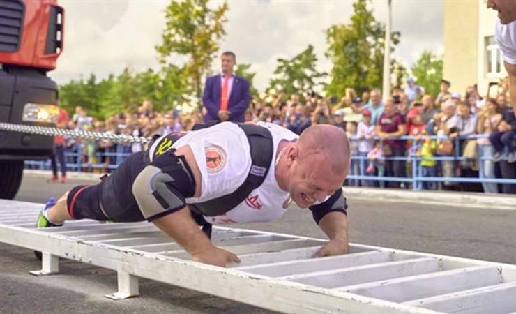 Белорус протянул 15 МАЗов и установил мировой рекорд