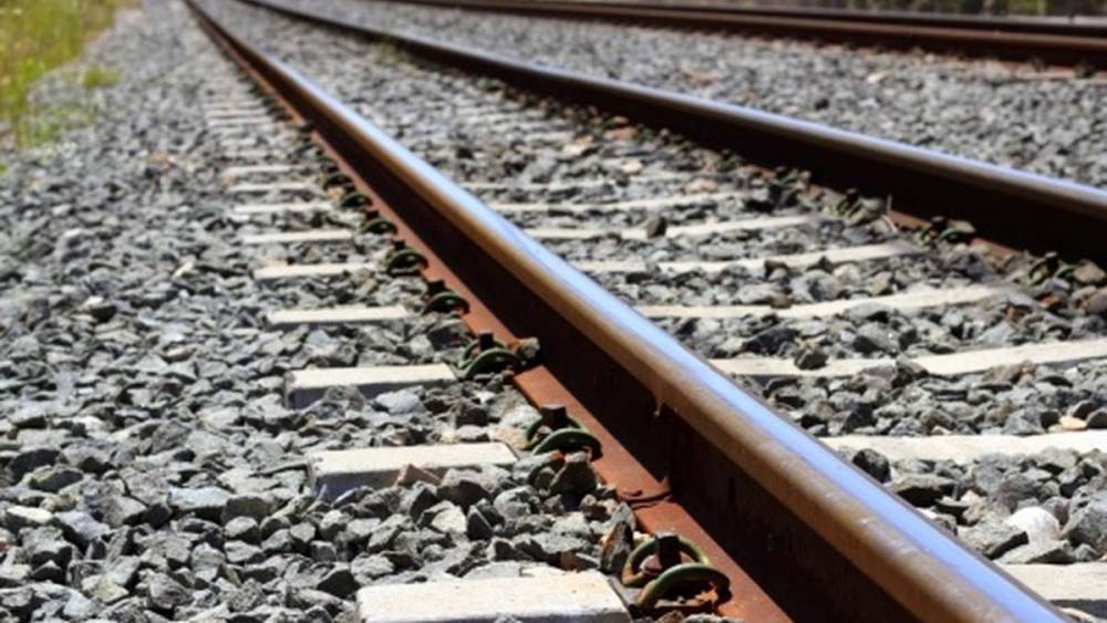 Поезд сбил сидящего на железной дороге мужчину в Краснодаре – РИА «7 новостей»
