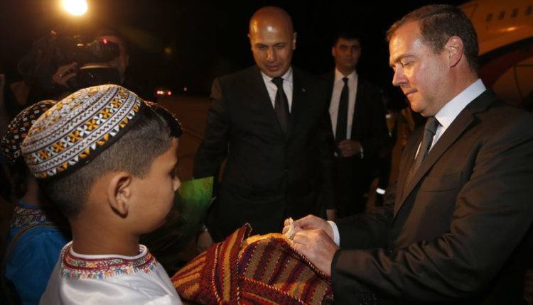 Медведев прибыл в Туркменистан для участия в Каспийском форуме