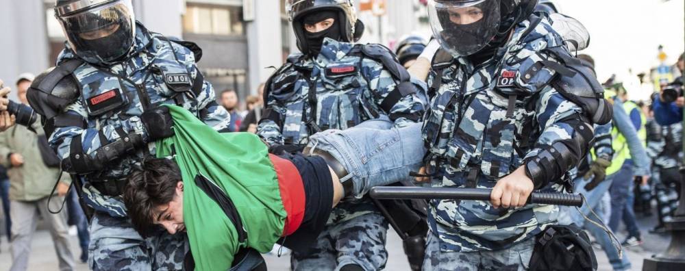 В РФ признали законным право силовиков ломать ноги задержанным на митингах
