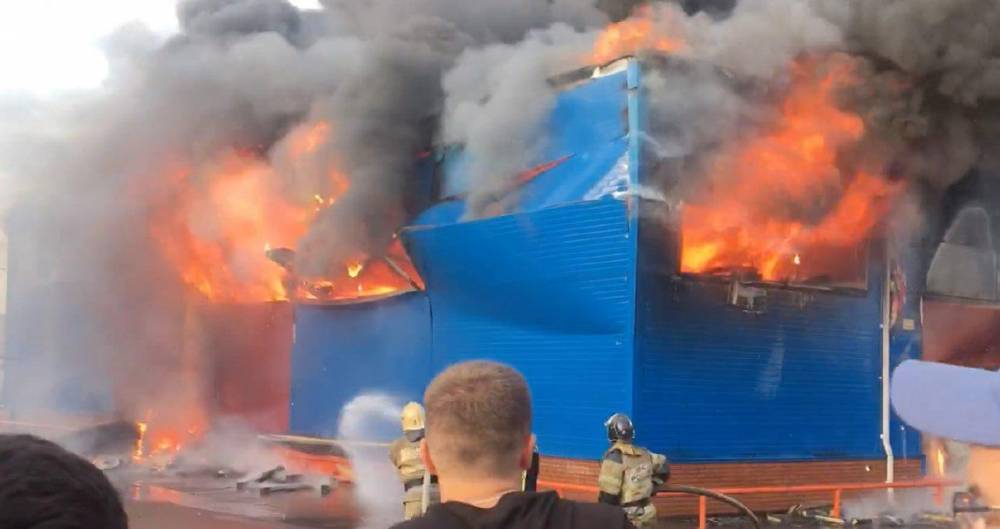Площадь пожара на складе в Красноярске увеличилась