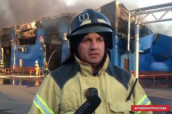 В крупном пожаре на складе в Красноярске никто не пострадал