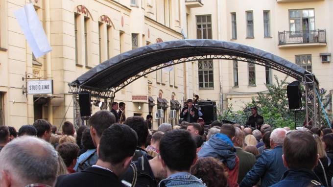 Местные жители выступили против проведения фестиваля "День Д" в доме Довлатова на Рубинштейна