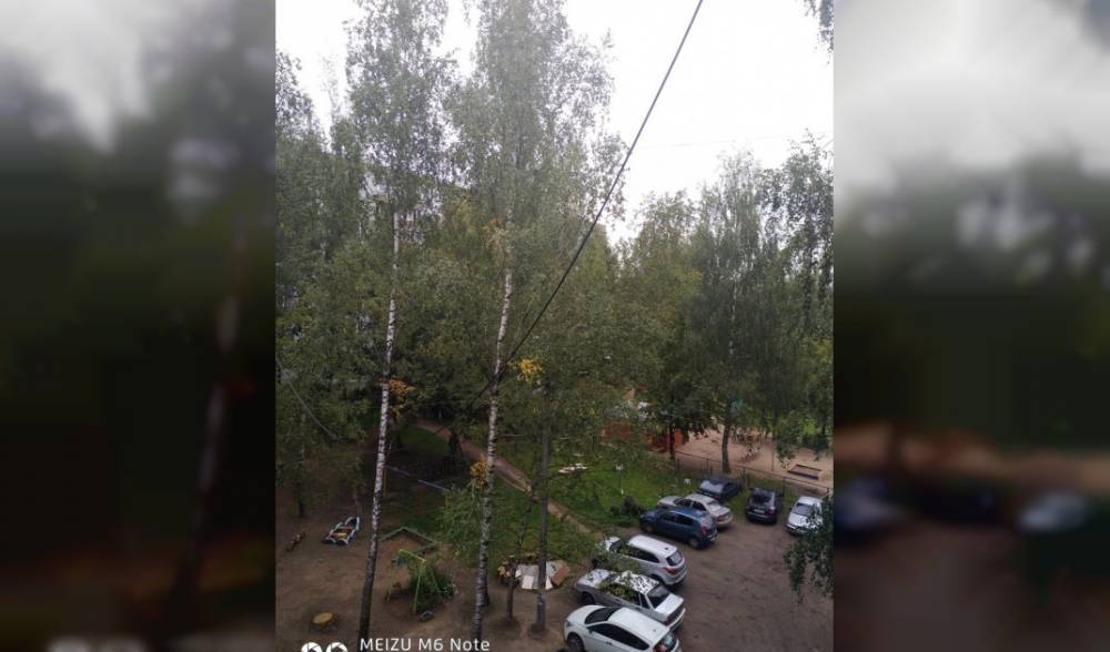 Провод под напряжением опасно навис над детской площадкой Смоленске