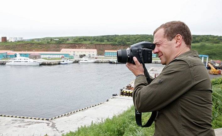 Нихон кейдзай (Япония): посещение Медведевым острова Итуруп — ледяной сигнал Путина в адрес Абэ