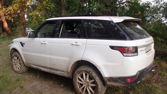 В поселке Сойкино нашли угнанный с Дунайского проспекта "Land Rover"