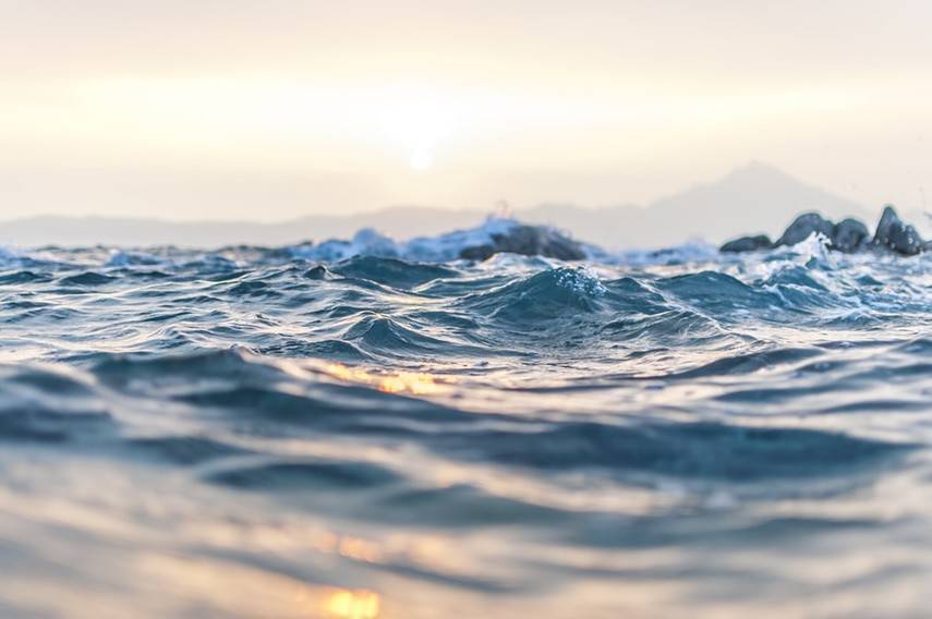 Ученые создали магнитные катушки, которые расщепляют микропластик в океане