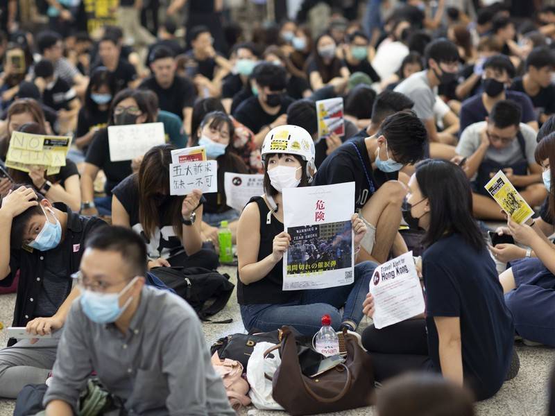 Новые несанкционированные акции протеста начались в Гонконге