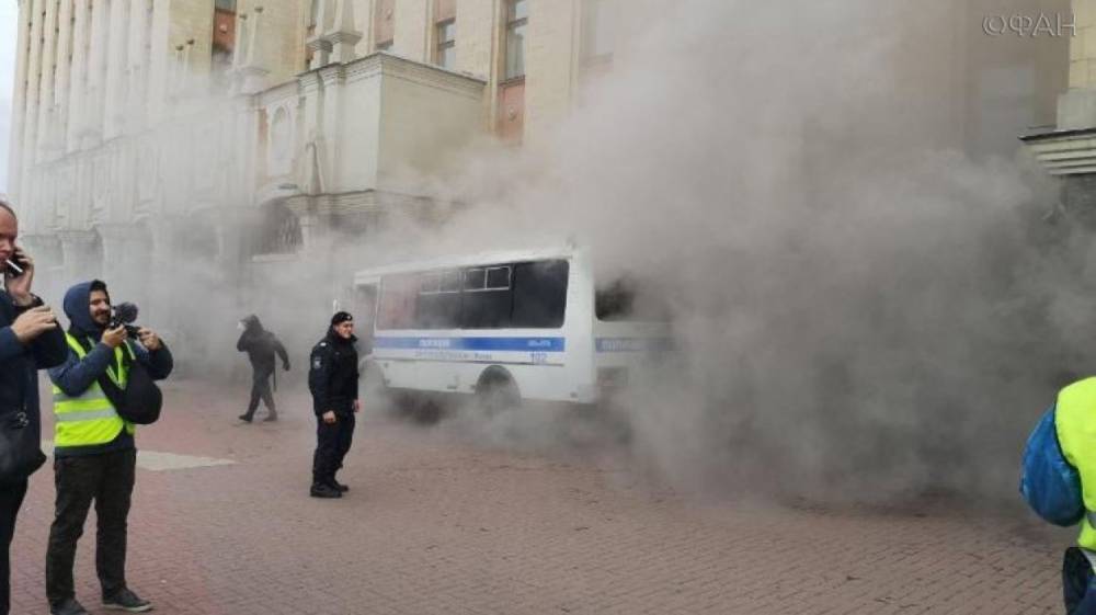 Последствия концерта-митинга в Москве&nbsp;— разбитые машины и затравленные дымом граждане