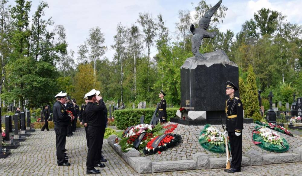 На Серафимовском кладбище почтили память моряков подводной лодки «Курск»