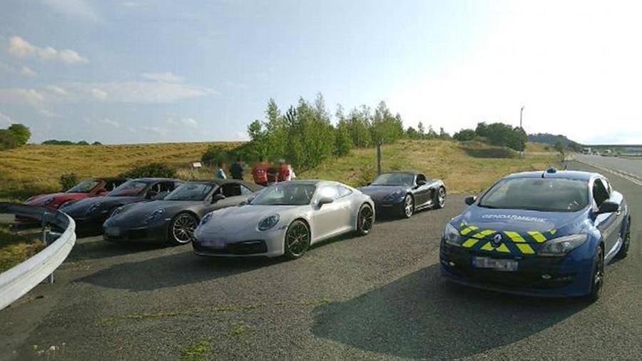 Туристов оштрафовали во Франции за гонки на пяти машинах Porsche