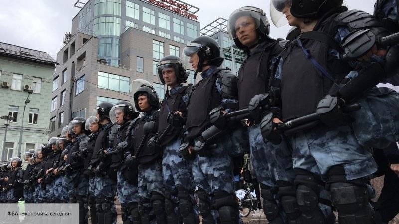 СК проверит достоверность заявления об избиении полицейским участницы беспорядков в Москве
