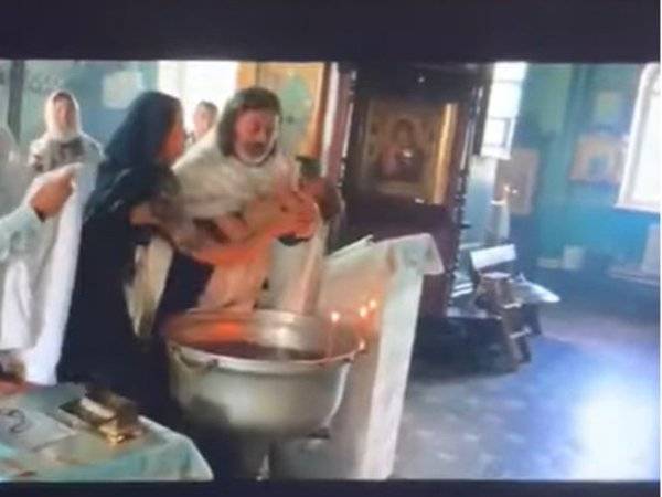 Гатчинского священника отстранили за опасные действия при крещении младенца