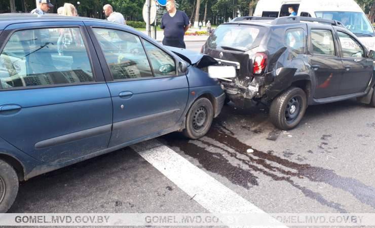 На Барыкина на светофоре столкнулись два автомобиля, пострадала 81-летняя пассажирка