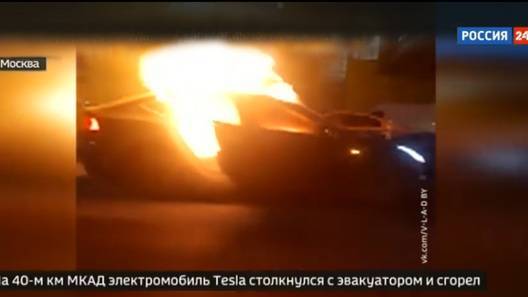 В результате аварии на МКАД взорвалась и сгорела Tesla (автопилот ни при чем)