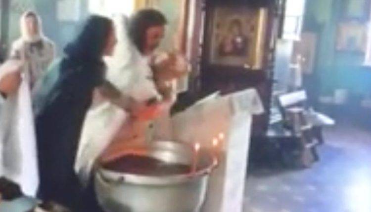 Психолог сравнила поведение матери и священника во время крещения в Гатчине